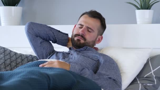 Cansado homem com dor no pescoço na cama — Vídeo de Stock