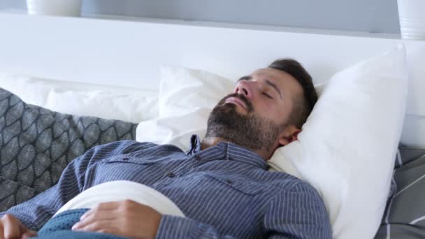 Homem barba jovem dormindo na cama — Vídeo de Stock