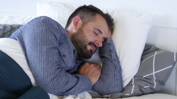 Homem barba jovem dormindo na cama — Vídeo de Stock