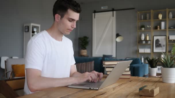 Uomo in tensione Lavorare in ufficio, Dolore alla testa — Video Stock