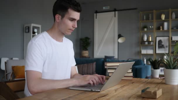 Scioccato, uomo sbalordito chiedendo e lavorando sul computer portatile — Video Stock