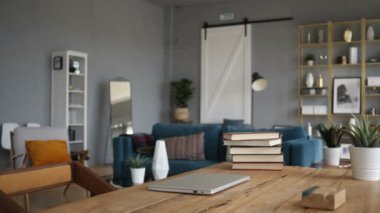 Casual adam iş için dizüstü bilgisayarda geliyor
