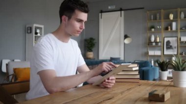 İşyerinde oturan Tablet kullanan adam