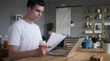 Evrak işlerini yapıyor ve dizüstü bilgisayar kullanarak Penisve adam