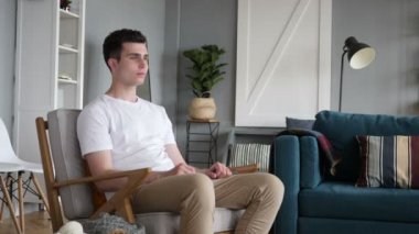 Kanepede oturan ve öksürük, öksürük jest hasta adamı