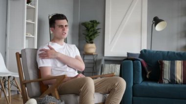 Adam kanepede oturan omuz ağrısı ile