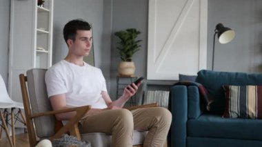 Kanepede otururken adam Talking telefon