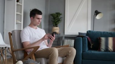 Adam Excited Smartphone kullanarak süre başarı için