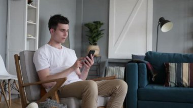 Adam üzgün Smartphone kullanarak süre kaybı için