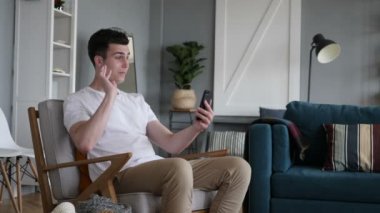 Smartphone cep telefonu ile Video sohbet tarafından Relax adam