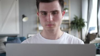 Baş ağrısı, kapatmak yukarıya-in Laptop üzerinde çalışan gergin adam