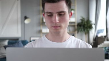 Öksürük ve dizüstü bilgisayarda çalışan insanın yakın çekim