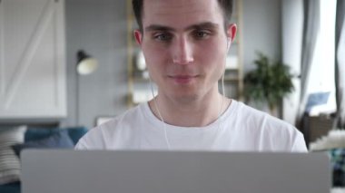 İş yerinde dizüstü bilgisayarda Web Kamerası Video sohbet yakın çekim