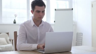İş yerinde baş ağrısı ile işadamı