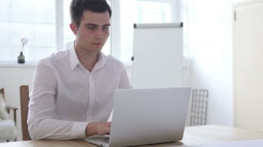 Öksürük, öksürük iş yerinde iş adamı