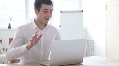 Online görüntülü sohbet müşteri iş yerinde laptop ile