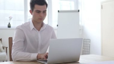 Ofiste çalışan boyun ağrısı ile yorgun işadamı
