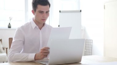 Heyecanlı işadamı sırasında evrak iş sonuçları kutluyor