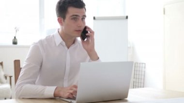 İşadamı bağırıyor ve mücadele telefonda konuşurken öfke