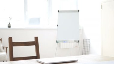 İşadamı geliyor Office ve açılış dizüstü iş başında
