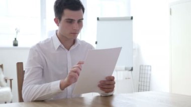 Belgeleri okuma ve kazanmak kutluyor başarılı iş adamı