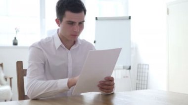 Kızgın üzgün işadamı okuma belgeleri ve kaybı için tepki