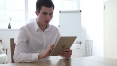 Gergin işadamı kullanarak Tablet ve mali kaybı için tepki