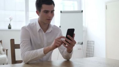 Adam akıllı telefon kullanarak ve finansal başarı için tepki