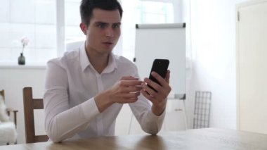 Üzgün işadamı Smartphone kullanarak ve krize tepki