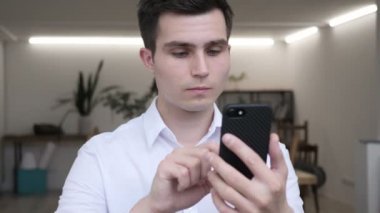 Ofiste Smartphone kullanan İşadamı