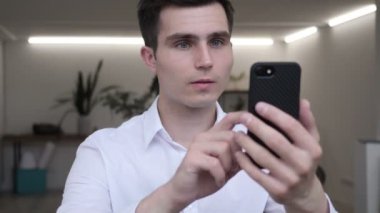 İşadamı Smartphone kullanarak ve kaybı için tepki