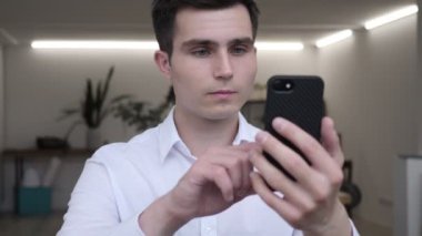 İşadamı Smartphone kullanarak ve başarı için tepki