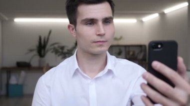 İşadamı alarak Selfie ofiste akıllı telefon ile