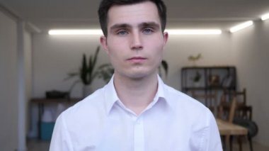 Kameraya bakarak üzgün işadamı portresi