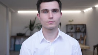 Merhaba, hoş geldiniz el sallayarak işadamı