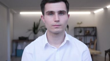 Evet, olumlu işadamı kafa sallayarak teklifi kabul