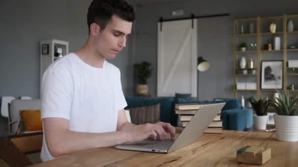 Uomo malato Tosse e lavorare sul computer portatile — Video Stock