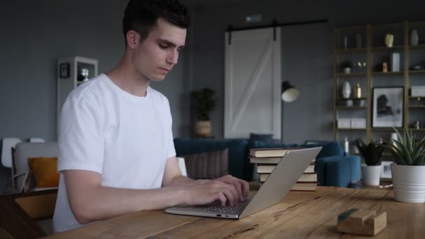 Man met nekpijn die op Laptop werkt — Stockvideo