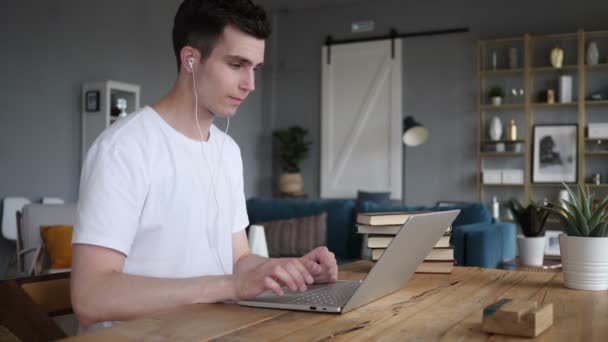Онлайн відео чат на ноутбуці на роботі — стокове відео