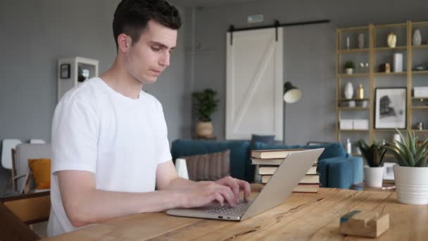 Homem deixando mesa depois de completar o trabalho no laptop — Vídeo de Stock