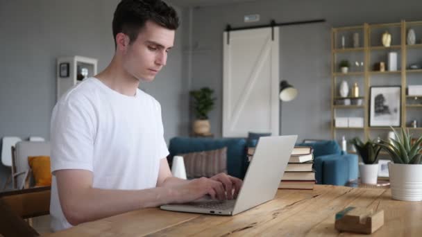 Duimen omhoog door volwassen Man kijken Camera op het werk — Stockvideo