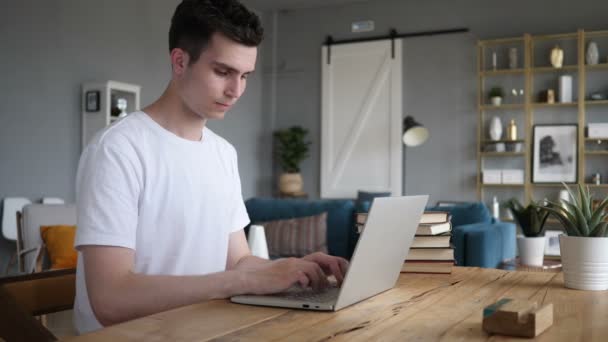 Duim omlaag door Man kijken Camera op het werk — Stockvideo