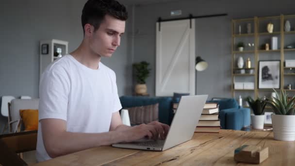 Sì, l'uomo positivo accetta l'offerta scuotendo la testa sul lavoro — Video Stock