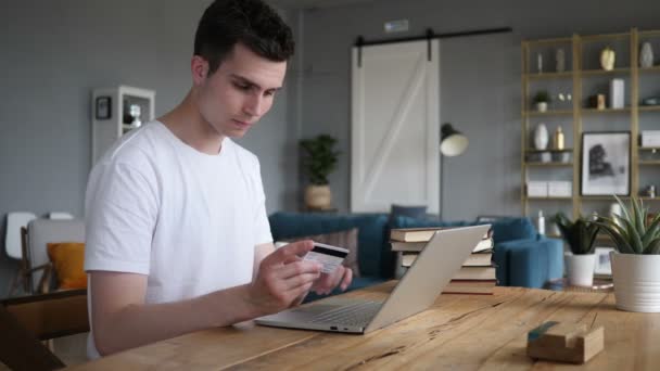 Zakupy online kartą kredytową na laptopie — Wideo stockowe