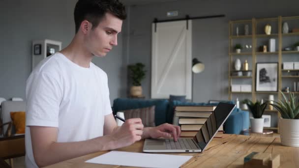 Homme écrivant sur des documents assis sur le bureau — Video