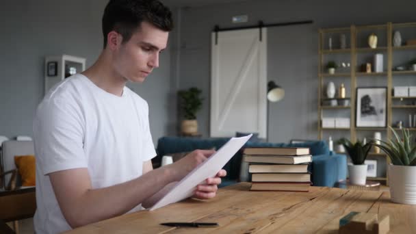 Jonge Man lezen van documenten, doorlopen Contract — Stockvideo