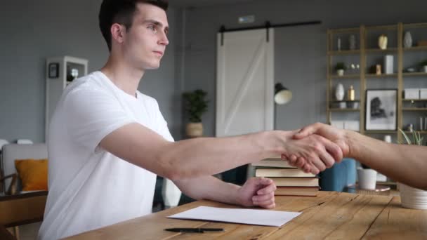 Jovem Apertando a mão e discutindo o trabalho no escritório casual — Vídeo de Stock