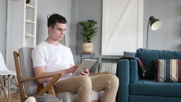 Hombre hojeando y desplazándose en la tableta — Vídeos de Stock