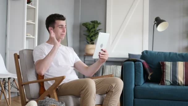 Relajante hombre hablando durante el chat de vídeo en línea en la tableta — Vídeos de Stock