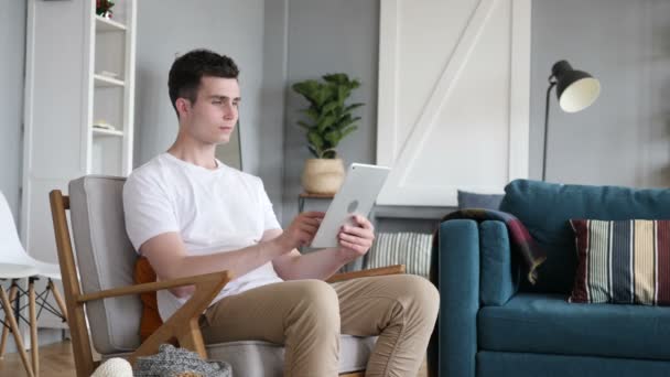 Šokovaný muž v úžasu při použití tabletu — Stock video